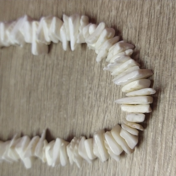 Shell Chips White Necklace - Picture 2 of 3